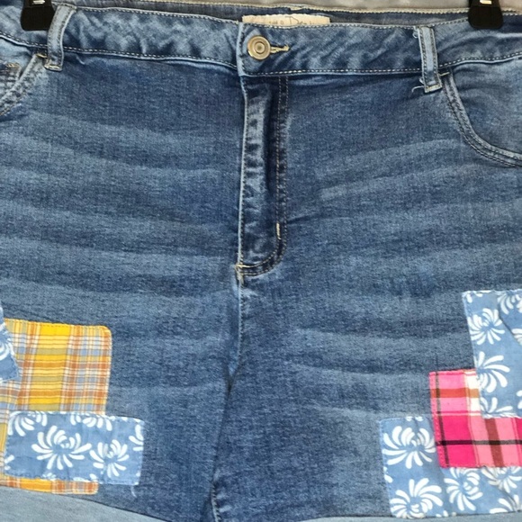 1948 Denim Women's Distressed Patched Cuffed Lite Blue Denim Shorts Size 22W - Picture 2 of 11